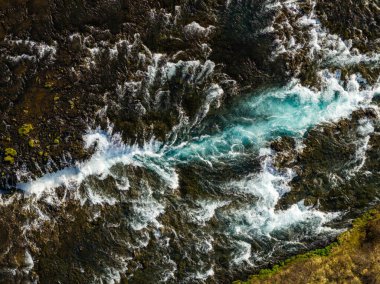Bruarfoss Şelalesi 'nin havadan görünüşü, İzlanda' nın en mavi şelalesi taşların üzerinden akan canlı mavi su. İzlanda 'nın en ünlü yeri.