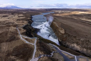 İzlanda 'daki Gullfoss şelalesinin hava manzarası Hvita Nehri' nin dramatik akışını gözler önüne seriyor..