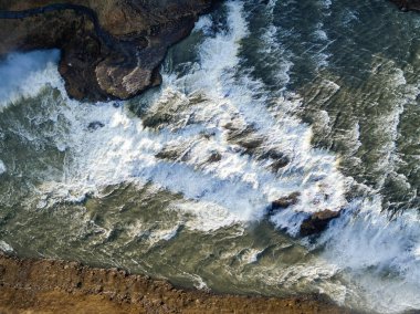 İzlanda 'daki Gullfoss şelalesinin hava manzarası Hvita Nehri' nin dramatik akışını gözler önüne seriyor..