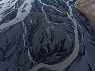 İzlanda 'da örülmüş nehir desenlerinin hava görüntüsü.