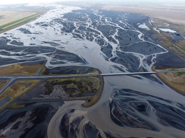 Yukarıdan bir buzul nehri. Nehrin havadan çekilmiş görüntüleri İzlanda buzullarından geliyor. İzlanda 'da yaratılan doğa ananın güzel sanatı.