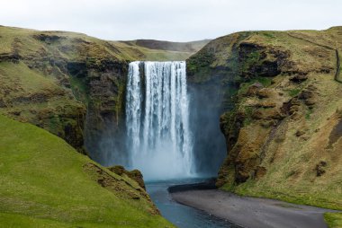 İzlanda 'daki Skogafoss şelalesinin görkemli manzarası. Ünlü doğal bir dönüm noktası..