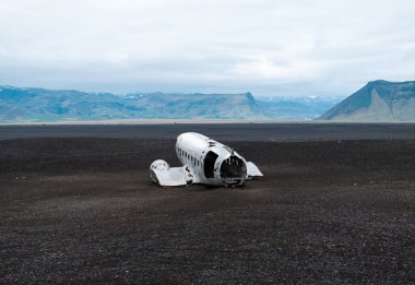 Terk edilmiş DC-3 uçak enkazının İzlanda 'daki Solheimasandur kara kumsalındaki hava görüntüsü..