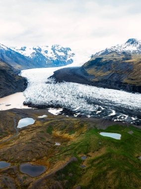 Vatnajokull Ulusal Parkı, İzlanda 'daki Svnafellskull Buzulu' nun hava görüntüsü, İskandinavya 'nın çarpıcı buz oluşumlarını gözler önüne seriyor..