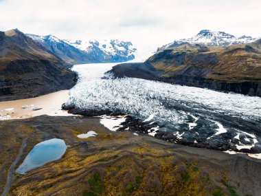 Vatnajokull Ulusal Parkı, İzlanda 'daki Svnafellskull Buzulu' nun hava görüntüsü, İskandinavya 'nın çarpıcı buz oluşumlarını gözler önüne seriyor..