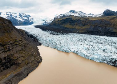 Vatnajokull Ulusal Parkı, İzlanda 'daki Svnafellskull Buzulu' nun hava görüntüsü, İskandinavya 'nın çarpıcı buz oluşumlarını gözler önüne seriyor..