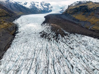 Vatnajokull Ulusal Parkı, İzlanda 'daki Svnafellskull Buzulu' nun hava görüntüsü, İskandinavya 'nın çarpıcı buz oluşumlarını gözler önüne seriyor..