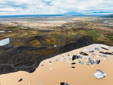 Vatnajokull Ulusal Parkı, İzlanda 'daki Svnafellskull Buzulu' nun hava görüntüsü, İskandinavya 'nın çarpıcı buz oluşumlarını gözler önüne seriyor..