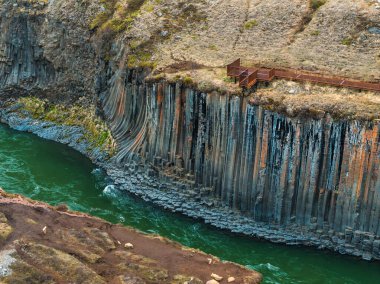 İzlanda, Studlagil Bazalt Kanyonu 'nun destansı hava manzarası İzlanda' nın en muhteşem doğa manzaralarından biridir.