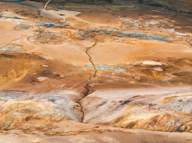 İzlanda 'daki Hver Jeotermal Bölgesi' nin hava görüntüsü kaynayan çamur havuzlarını fümerolleri ve Mvatn Gölü yakınlarındaki bu jeotermal bölgenin dramatik manzarasını yakalıyor..