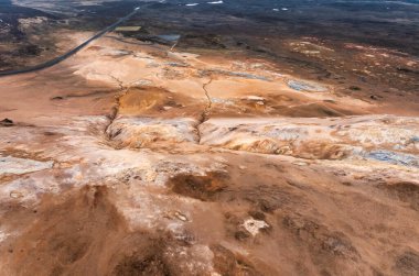 İzlanda 'daki Hver Jeotermal Bölgesi' nin hava görüntüsü kaynayan çamur havuzlarını fümerolleri ve Mvatn Gölü yakınlarındaki bu jeotermal bölgenin dramatik manzarasını yakalıyor..