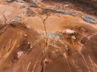 İzlanda 'daki Hver Jeotermal Bölgesi' nin hava görüntüsü kaynayan çamur havuzlarını fümerolleri ve Mvatn Gölü yakınlarındaki bu jeotermal bölgenin dramatik manzarasını yakalıyor..