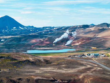 İzlanda 'daki jeotermal enerji santrali ve mavi lagünün havadan görünüşü sürdürülebilir enerji ve doğal güzelliği gösteriyor..