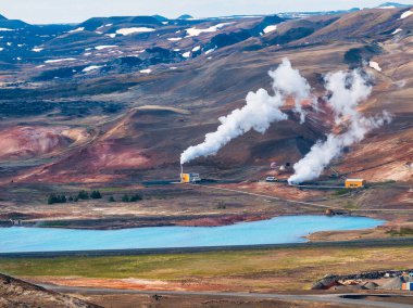 İzlanda 'daki jeotermal enerji santrali ve mavi lagünün havadan görünüşü sürdürülebilir enerji ve doğal güzelliği gösteriyor..