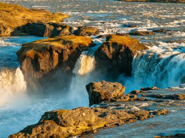 Kuzey İzlanda 'da gün batımında Godafoss Şelalesi' nin hava manzarası çarpıcı güzelliğini gözler önüne seriyor..