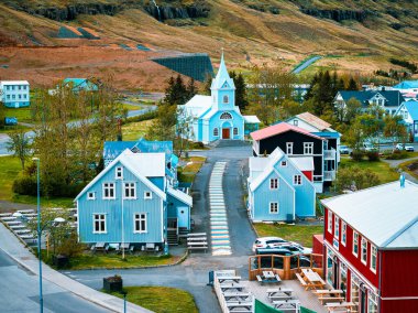 İzlanda 'daki Seydisfjordur kasabasının hava manzarası. Seydisfjordur 'daki ünlü gökkuşağı yolu çevresindeki İzlanda binaları duvarları boyadı..