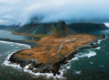 İzlanda 'daki Eystrahorn Dağı' nın ve Stoksnes Burnu 'nun havadan görünüşü dramatik manzarası ve engebeli kıyı şeridi.