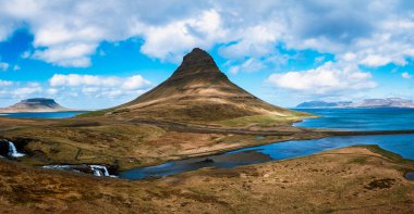İzlanda 'daki Kirkjufell Dağı' nın şelaleleri ve manzaralı kıyı manzarası göz kamaştırıcı..