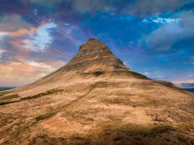 Güneş batarken İzlanda 'daki Kirkjufell Dağı' nın muhteşem manzarası.