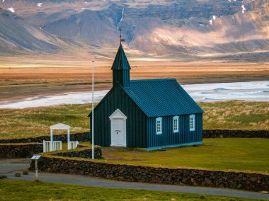 Dağları ve Kıyı Arkaplanı Olan İzlanda 'daki Siyah Kilise