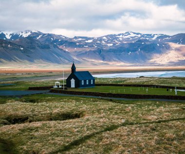 Dağları ve Kıyı Arkaplanı Olan İzlanda 'daki Siyah Kilise