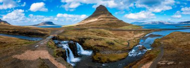 İzlanda 'daki Kirkjufell Dağı' nın şelaleleri ve manzaralı kıyı manzarası göz kamaştırıcı..