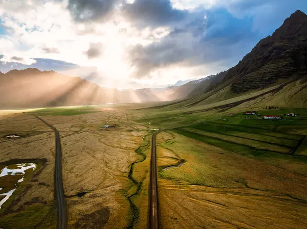 İzlanda 'nın yemyeşil tarlaları, dramatik dağları ve bulutları delip geçen güneş ışınlarıyla nefes kesen muhteşem manzarası bu yolculuğun güzelliğini gözler önüne seriyor..