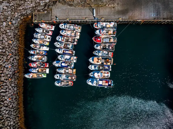 İzlanda 'da bir limana yanaşmış balıkçı teknelerinin hava görüntüsü.