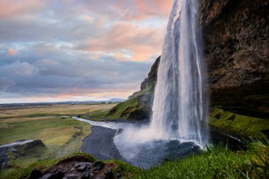 Seljalandsfoss Şelalesi Gün Batımında İzlanda 'nın En Popüler ve Nefes Kesen Doğal Harikalarından