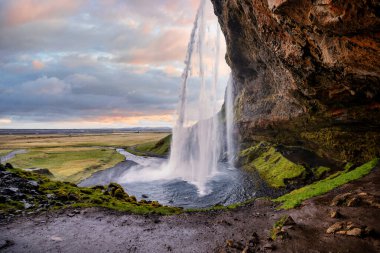 Seljalandsfoss Şelalesi Gün Batımında İzlanda 'nın En Popüler ve Nefes Kesen Doğal Harikalarından