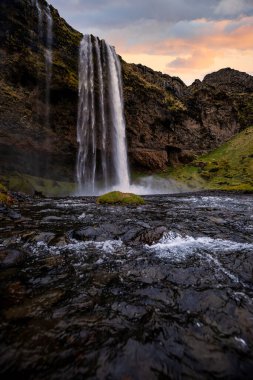 Seljalandsfoss Şelalesi Gün Batımında İzlanda 'nın En Popüler ve Nefes Kesen Doğal Harikalarından