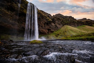 Seljalandsfoss Şelalesi Gün Batımında İzlanda 'nın En Popüler ve Nefes Kesen Doğal Harikalarından