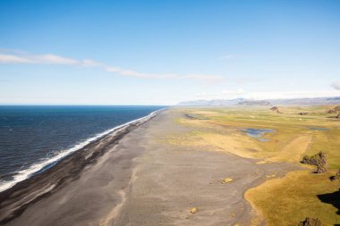 Uçsuz bucaksız siyah kumsal manzarası ve İzlanda kıyı manzarası