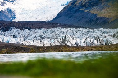 İzlanda 'daki muhteşem buzul manzarası buz oluşumlarını ve arka planlarını gösteriyor.