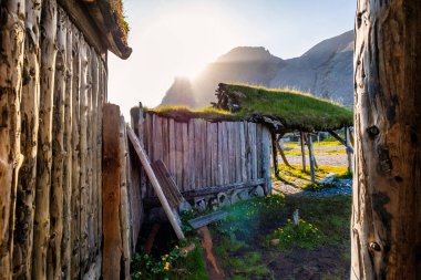 Vestrahorn Dağı yakınlarındaki Viking Köyü, Doğu İzlanda 'nın Stokksnes kıyısı.