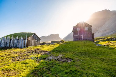 Vestrahorn Dağı yakınlarındaki Viking Köyü, Doğu İzlanda 'nın Stokksnes kıyısı.