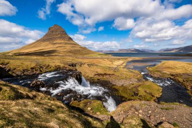 Kirkjufell Dağı ve Kirkjulsfoss Şelalesi İzlanda 'daki Snaefellsnes Yarımadası' na düştü.