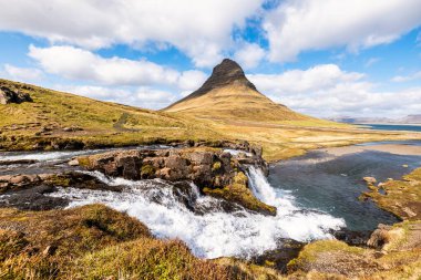 Kirkjufell Dağı ve Kirkjulsfoss Şelalesinin İzlanda 'daki Snaefellsnes Yarımadası manzarası