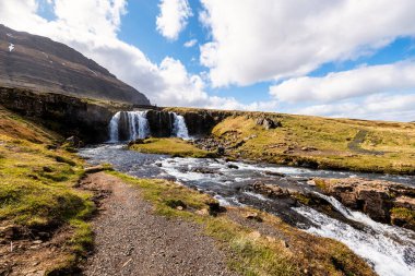 Kirkjufell Dağı ve Kirkjulsfoss Şelalesi İzlanda 'daki Snaefellsnes Yarımadası' na düştü.