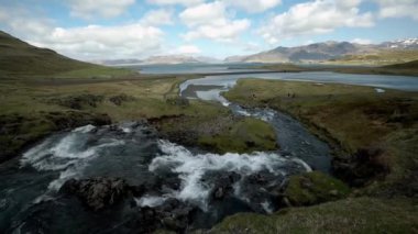 Kirkjufell Dağı ve Kirkjulsfoss Şelalesi İzlanda 'daki Snaefellsnes Yarımadası' na düştü.