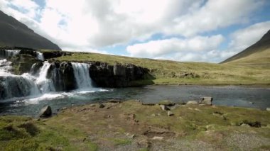 Kirkjufell Dağı ve Kirkjulsfoss Şelalesi İzlanda 'daki Snaefellsnes Yarımadası' na düştü.