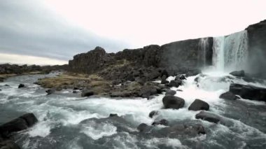 Oxarafoss şelaleleri Thingvellir Ulusal Parkı, İzlanda 'da, manzaralı Oxara Nehri ve Amerika ve Avrasya' nın tektonik plakalarının yarattığı eşsiz manzaraya ev sahipliği yapar..