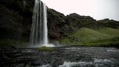 Gün batımında Seljalandsfoss Şelalesi, İzlanda 'nın en popüler ve nefes kesici doğal harikalarından biri.