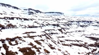 İzlanda 'daki karla kaplı dağların havadan görünüşü el değmemiş kış manzarasını gözler önüne seriyor..