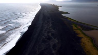 Güçlü Atlantik Okyanus Dalgalarının İzlanda Kara Kum Sahili 'ne Düşüşünün Hava Görüntüsü.