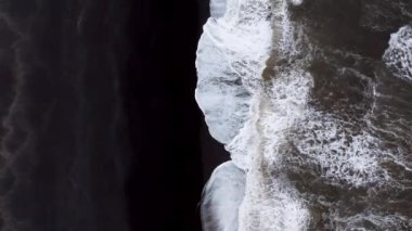 Güçlü Atlantik Okyanus Dalgalarının İzlanda Kara Kum Sahili 'ne Düşüşünün Hava Görüntüsü.