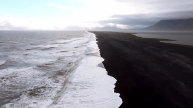 Güçlü Atlantik Okyanus Dalgalarının İzlanda Kara Kum Sahili 'ne Düşüşünün Hava Görüntüsü.