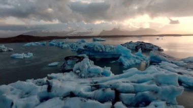 İzlanda 'da nefes kesici Jokulsarlon Buzul Gölü. Buz Dağları ve Manzarası Sersemletici Hava Görünümü