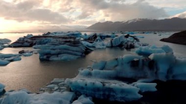 İzlanda 'da nefes kesici Jokulsarlon Buzul Gölü. Buz Dağları ve Manzarası Sersemletici Hava Görünümü
