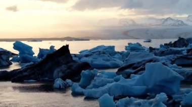 İzlanda 'da nefes kesici Jokulsarlon Buzul Gölü. Buz Dağları ve Manzarası Sersemletici Hava Görünümü